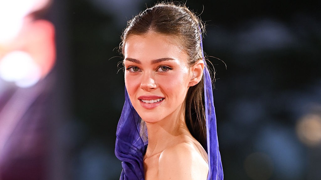 Nicola Peltz Beckham mintha menyasszonyként lépett volna vörös szőnyegre, a Deauville Filmfesztiválon romantikáztak férjével