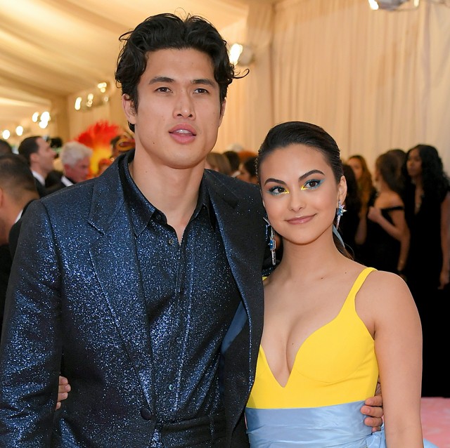 A Riverdale álompárja hatalmasat bohóckodott a vörös szőnyegen, és mi imádtuk őket ezért