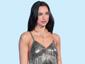 Dua Lipa leopárdmintás bikiniben élvezi a napsütést, elképesztő formában van