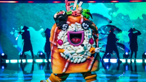 Sosem gondoltuk volna, hogy pont ezt a színészt rejti az Álarcos Énekes Sushi jelmeze