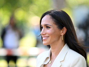 Meghan Markle élete legmerészebb ruhájában, melltartó nélkül tarolt