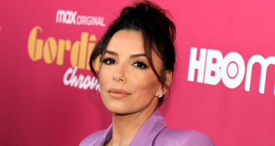 Eva Longoria melltartóban villantotta meg bombatestét a vörös szőnyegen