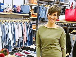 Kákonyi Dóra ma megmutatja, milyen menő a katonazöld szín!