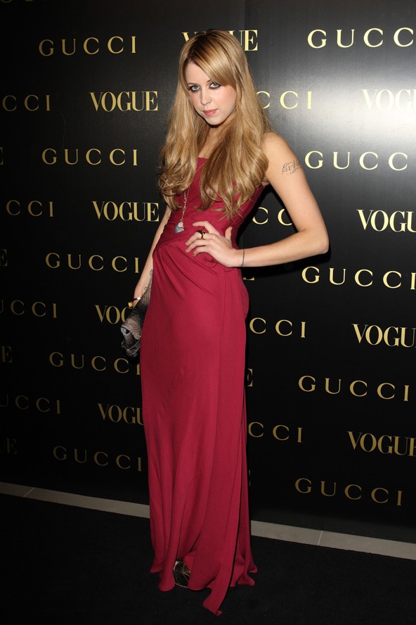 Gucci vacsorán mutatós burgundi ruhában.