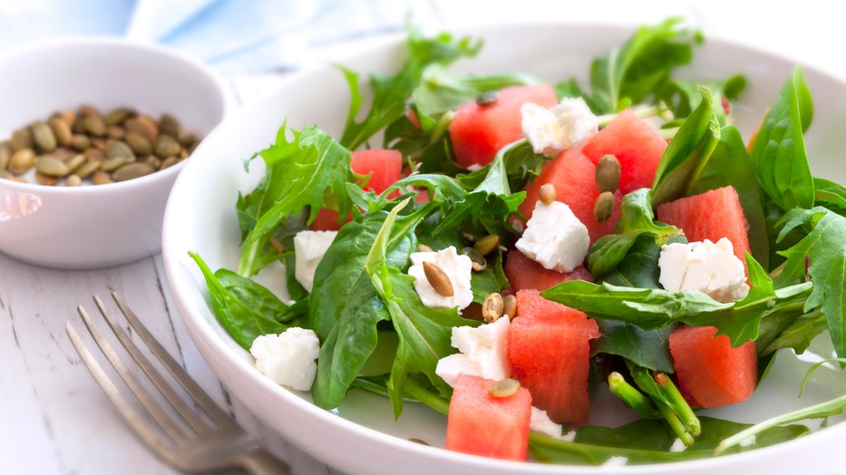 Most, hogy ismét extrán forró napoknak nézünk elébe, jól fog jönni a kánikulában a GLAMOUR vezető szerkesztőjének könnyed dinnyés finomsága. Készítsd el te is!