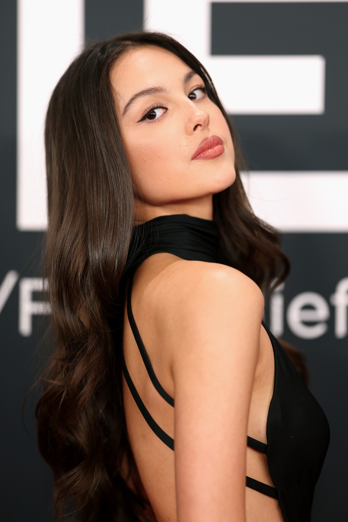 A "Deja Vu" énekesnője, Olivia Rodrigo általában nem tér el a megszokott szépségrutinjától – hosszú hullámok, kontúrozott szemek és természetes glam –, de azt nem lehet elvenni tőle, hogy mindig lenyűgözően szép.