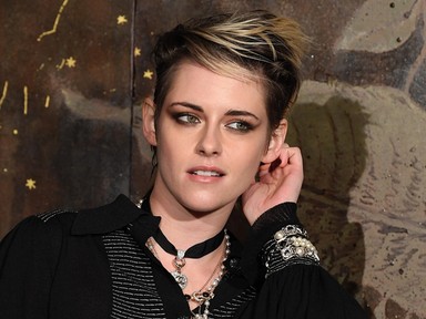 Éjfekete szettben, forrónadrágban villantotta meg a combjait Kristen Stewart