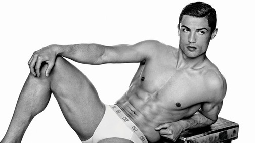 Cristiano Ronaldo végre felhúzott egy nadrágot