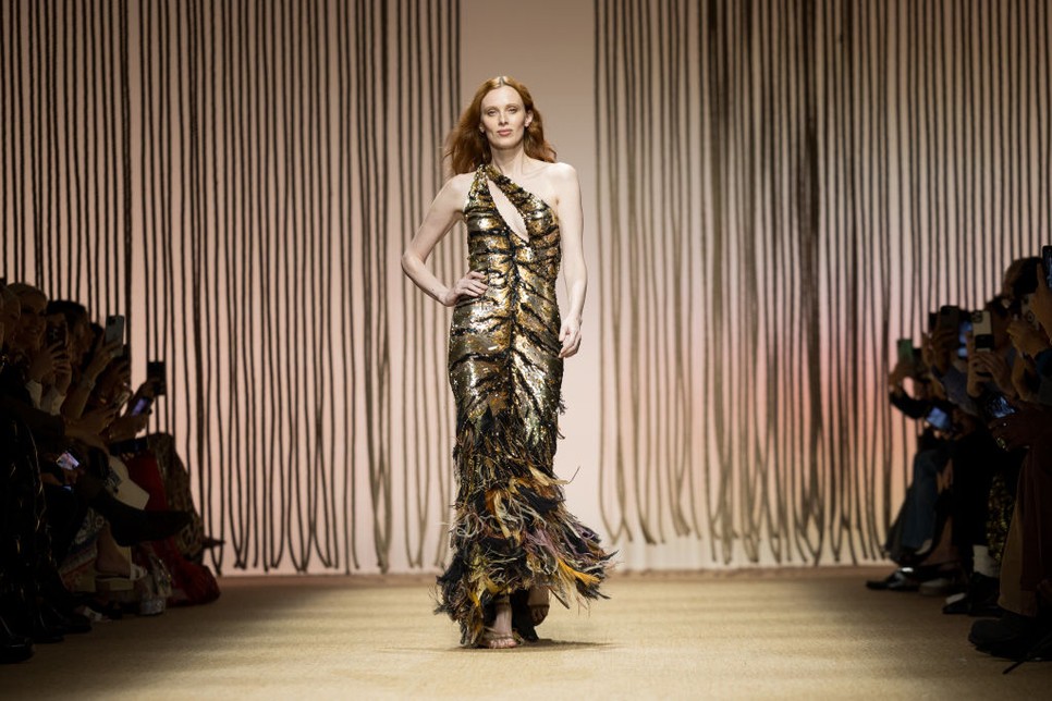 Nagy ritkán még a mai napig is vállal felkéréséket - mint itt, a 2024-es milánói divathéten - de inkább mentorként tekint már önmagára Karen Elson