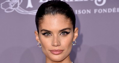 Nincsenek szavak, milyen gyönyörű Sara Sampaio ebben a ruhában