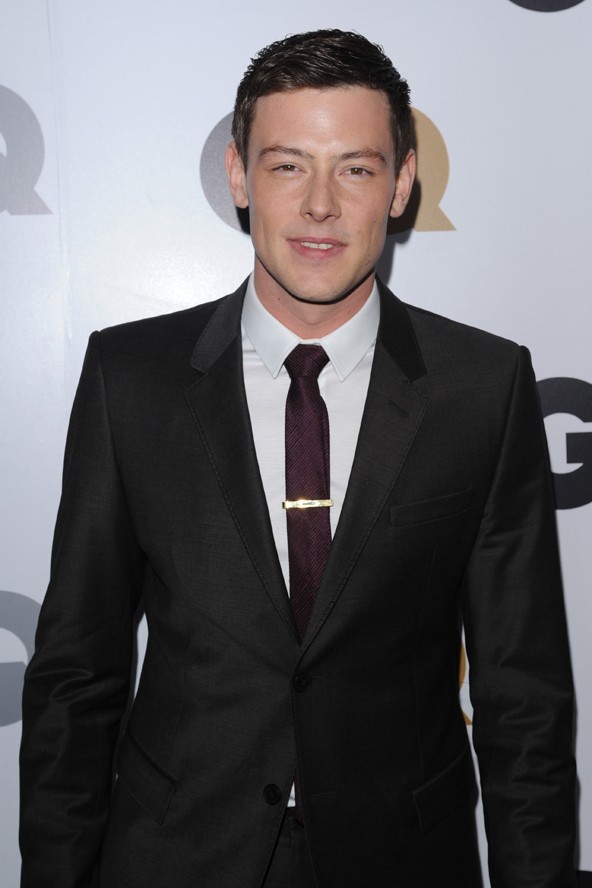 Cory Monteith-nek egészen fiatal kora óta drog problémái voltak, olyannyira, hogy 19 évesen már elvonóra kellett vinni. És hogy miket szedett? Elmondása szerint akármit bevett, hatalmas adagokban. Bár később évekig józan volt, egy visszaesés után megint elvonóra került áprilisban és ezúttal már képtelen volt véget vetni káros szenvedélyének. A 31 éves színész heroin és alkoholmérgezésbe halt bele.