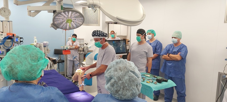 Az EMINEO Ortopéd Robotsebészeti Centrum műtőjében jártunk