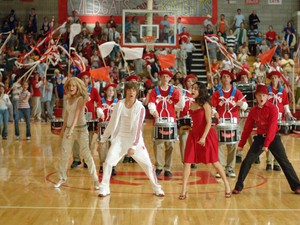 Vanessa Hudgens és Ashley Tisdale rekreálta a High School Musical ikonikus táncát