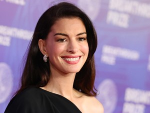 Anne Hathaway pucérruhájából árad a meztelenség, óriási feltűnést keltett a vörös szőnyegen
