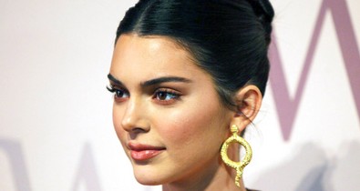 Minek melltartó? Kendall Jenner egy szál blézerben szexizett a New York-i divathéten