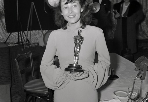 Hálóingben, smink nélkül vette át az Oscar-díjat egy színésznő - Íme a gála legemlékezetesebb ruhái