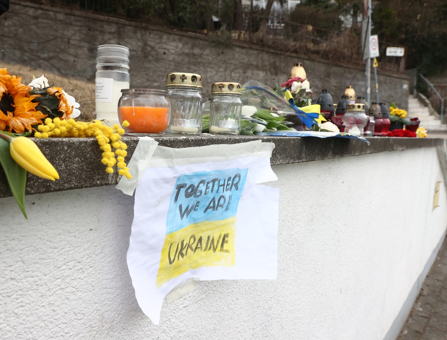Kisebb megemlékezés az elhunytakért a budapesti ukrán nagykövetség előtt / Fotó: Pozsonyi Zita
