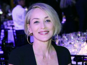 59 évesen Sharon Stone olyan dekoltázst mutatott, hogy leesik az állad