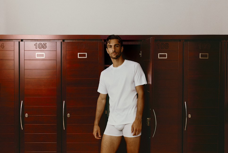 A felkészülés a pályára lépés előtt kezdődik: Lorenzo Musetti az IUMAN Intimissimi Filo Premium kollekciójának darabjaiban. A kampány a prémium alapanyagokra és a sportolók számára is fontos komfortérzetre helyezi a hangsúlyt