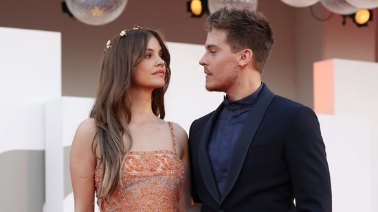 Palvin Barbara és Dylan Sprouse csókja többet mond minden szónál, csak úgy izzik köztük a levegő