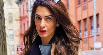 Amal Clooney újraértelmezte a ballonkabát fogalmát és imádjuk érte!