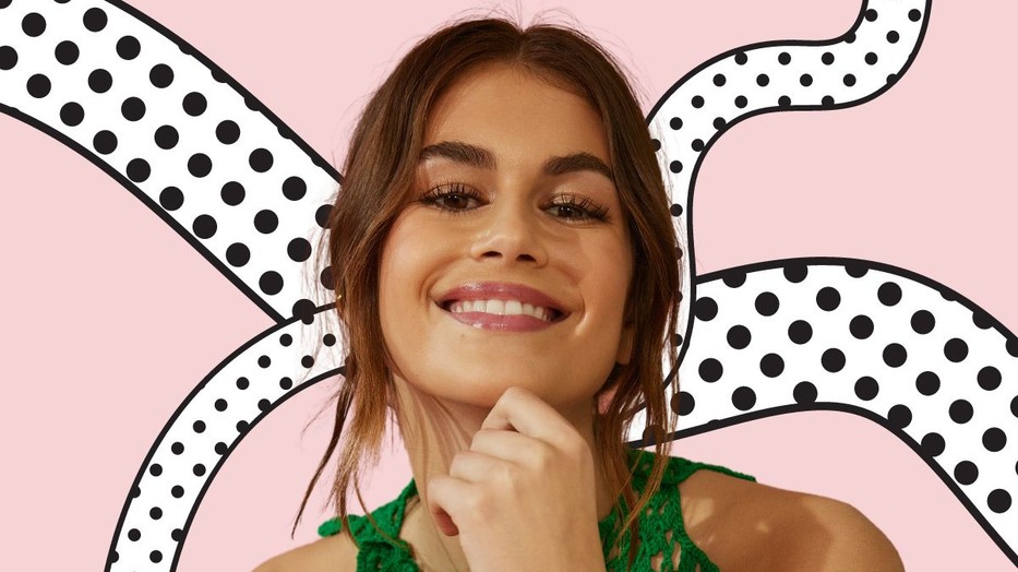 Kaia Gerber haja fényes szőke színekben pompázik
