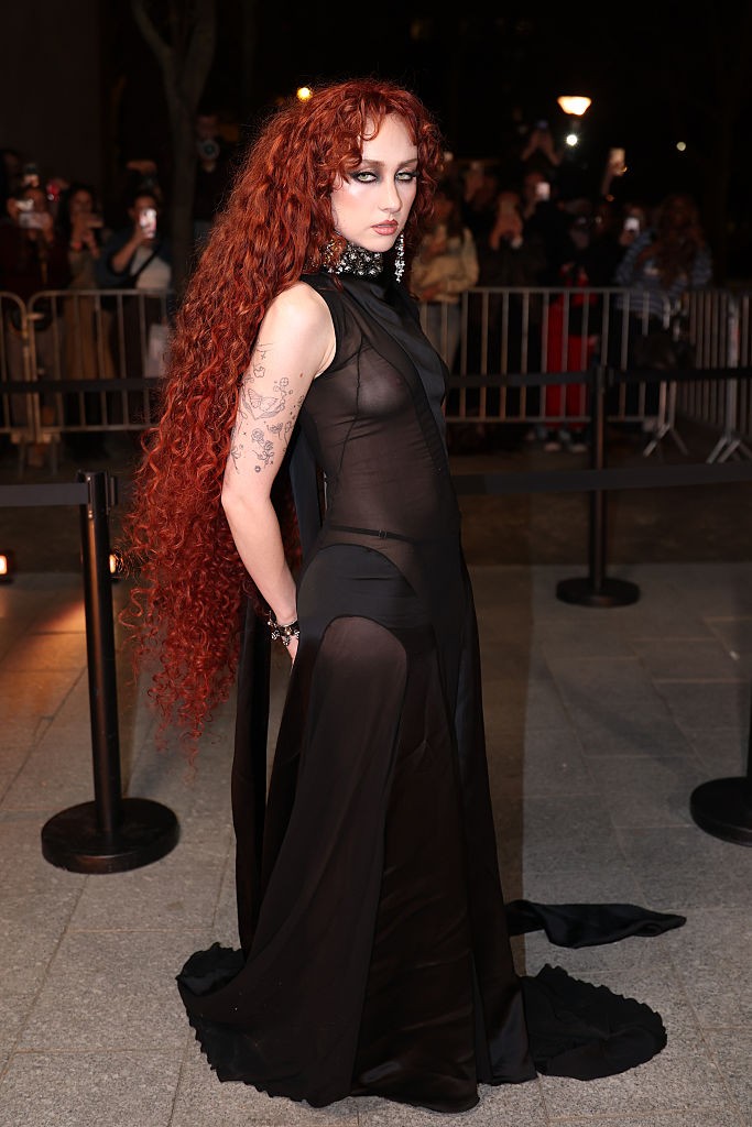 Az énekesnő egy áttetsző fekete meztelenruhát viselt, amelyet fekete fehérneművel és egy lenyűgöző kristály ékszerekkel egészített ki