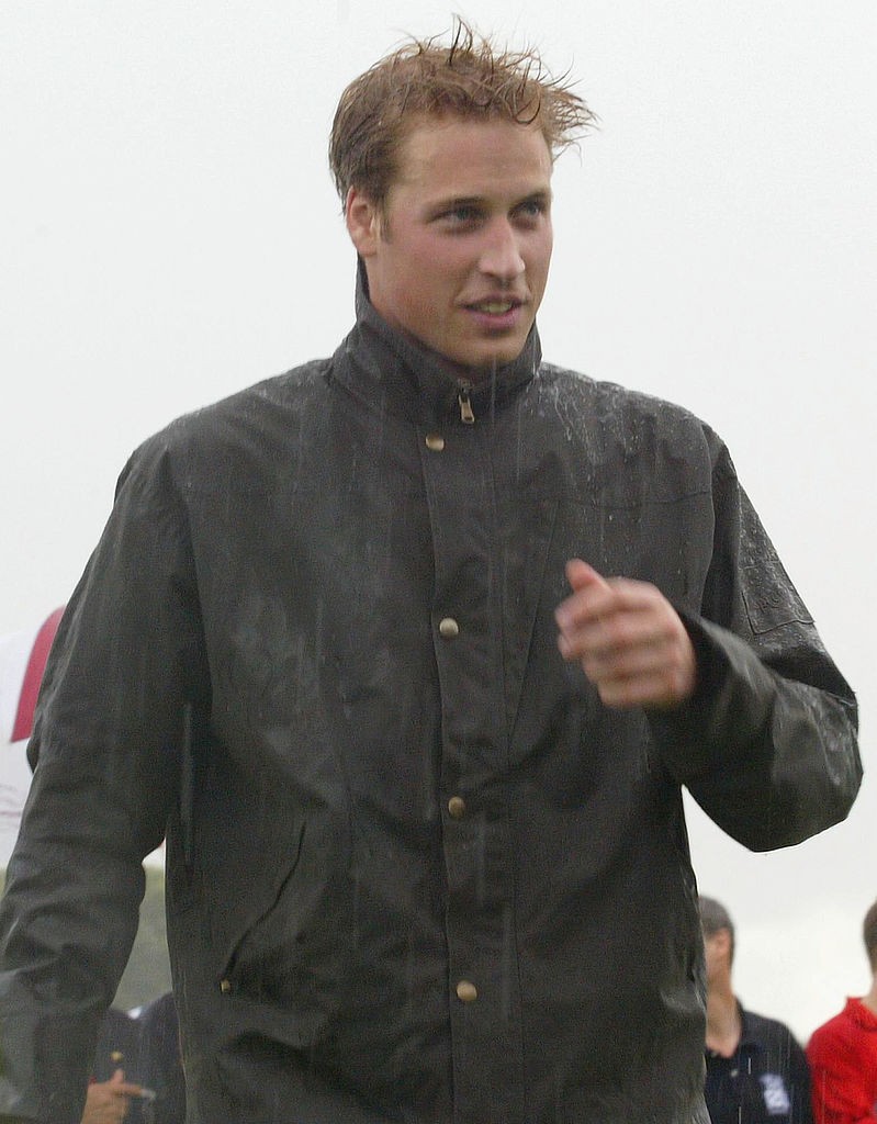 Ha esett, ha fújt, a herceg állta a sarat - itt éppen a Wiltshire-i Tidworth Polo Clubban vette át a kiérdemelt díját. 