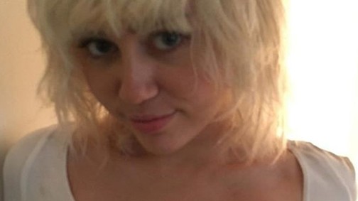 Miley Cyrus hidrogénszőke frizurájával olyan, mint egy svéd pornósztár