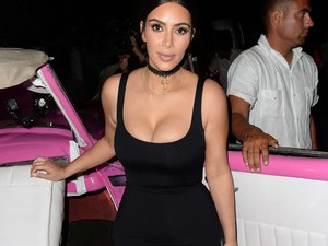 Kim Kardashian mellei alig férnek a kis feketéjébe