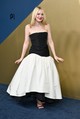 Dakota Fanning választása is egy klasszikus fekete-fehér szettre esett: egy pánt nélküli Carolina Herrera kreációban tündökölt. 