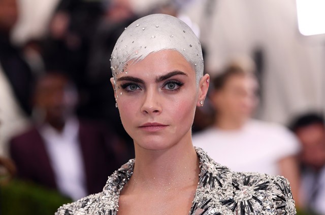 Cara Delevingne Met gála kopasz fej
