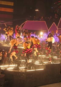 Élőkép bicikliző modellekkel.