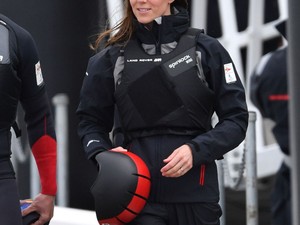 Kate Middleton béna sisakban is csinos