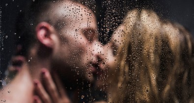 4 legjobb szexpóz a zuhany alatt, amit kár lenne kihagyni
