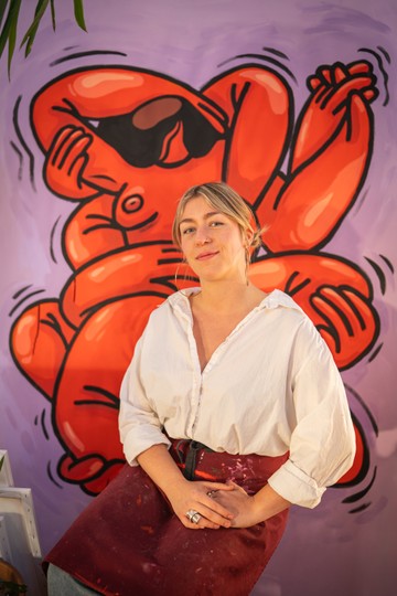 Fülöp Luca festményeiben a meztelenség nem öncélú, hanem egy mélyebb érzelmi és társadalmi üzenet hordozója.