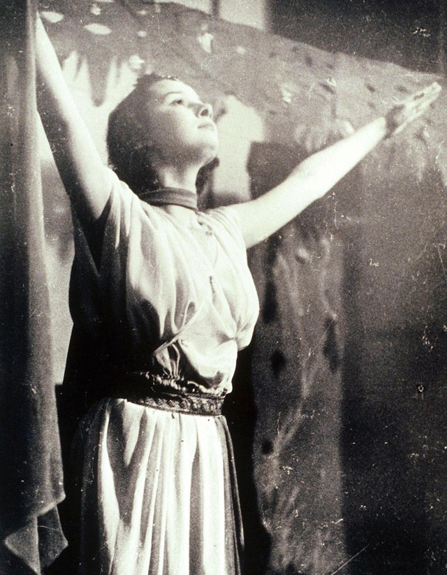 Audrey Hepburn 13 évesen a színpadon