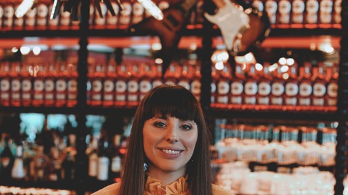 Az influenszerek különös világáról írt könyvet Festy, a legismertebb divatblogger