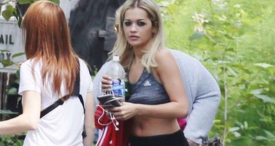 Simán elmennél az utcán a smink nélkül flangáló Rita Ora mellett!
