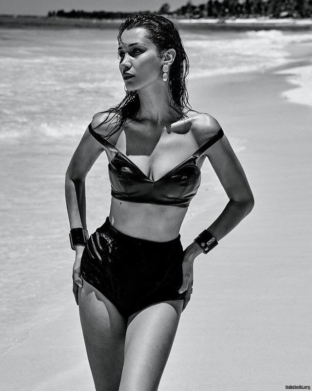 Bella Hadid bikiniben pózol