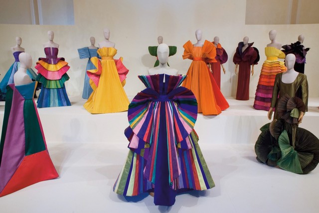 Roberto Capucci ötvözte az építészeti elemeket a textíliával, például a Velencei Biennálén bemutatott plasztikákban.