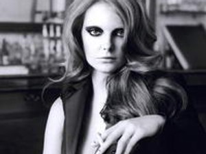 Egy bárban rosszalkodik Enikő