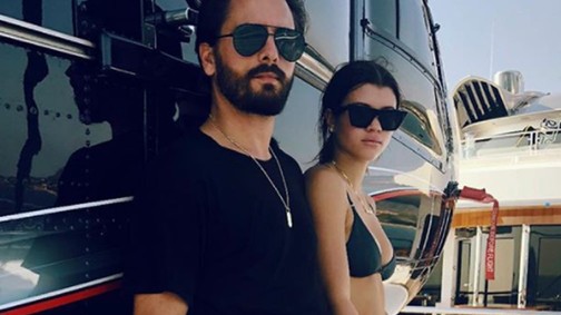 Scott Disick romantikus akart lenni, de nem bírjuk abbahagyni a röhögést az eredménytől!