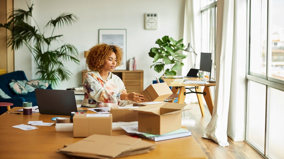 Mennyit rendeltél idén házhoz? Tudtad, hogy hatalmas kibocsátásokkal és légszennyezéssel jár az online vásárlás?