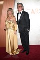 A 2025-ös, 97. Oscar-gálán Goldie Hawn nevéhez hűen aranyba borította a vörös szőnyeget, Kurt Russell pedig a tőle megszokott eleganciával pózolt élete párja mellett. Ez a felvétel tökéletes példája annak, hogy Hollywoodban is létezik olyan szövetség, amelyen nem fog az idő.
