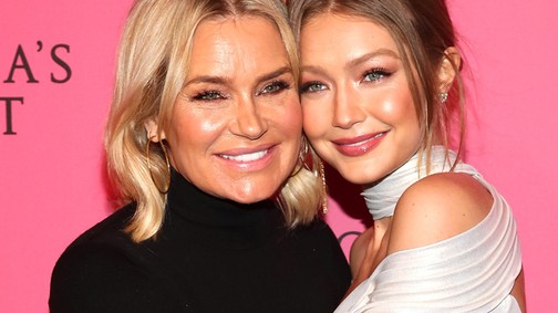 Gigi és Bella Hadid 55 éves édesanyja fehérneműs fotójával lányait is lekörözi