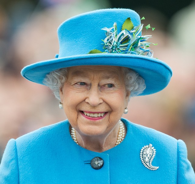 Imádjuk! A 94 éves Erzsébet királynő lóháton hagyta el a karantént