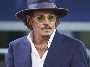 Mindeközben Johnny Depp minden női szívet megdobogtatott a vörös szőnyegen