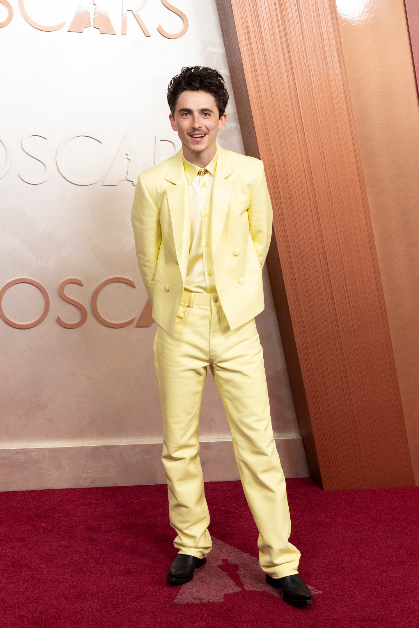 Timothée Chalamet trendeket határoz meg, amikor felöltözik, és a 2025-ös Oscar-díjas megjelenése több szempontból is nagyon vagány. A színész egy vajsárga Givenchy dizájnba lépett a vörös szőnyegre, ami ráadásul bőrből készült.