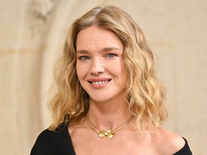 Hatodik gyermekét várja Natalia Vodianova, a szupermodell a Vogue címlapján mutatta meg kerekedő pocakját